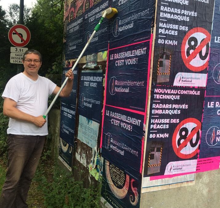 Opération collage à Pau